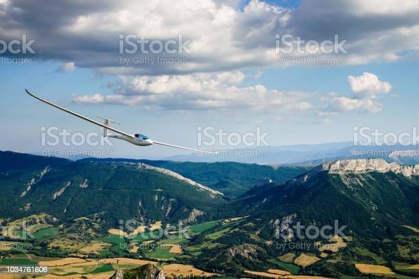 istockphoto-1034761606-612x612.jpg - Segelflugzeug fliegt unter Wolken