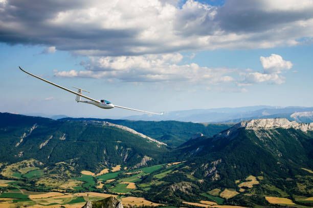 istockphoto-1034761606-612x612 (1).jpg - Segelflugzeug fliegt unter Wolken